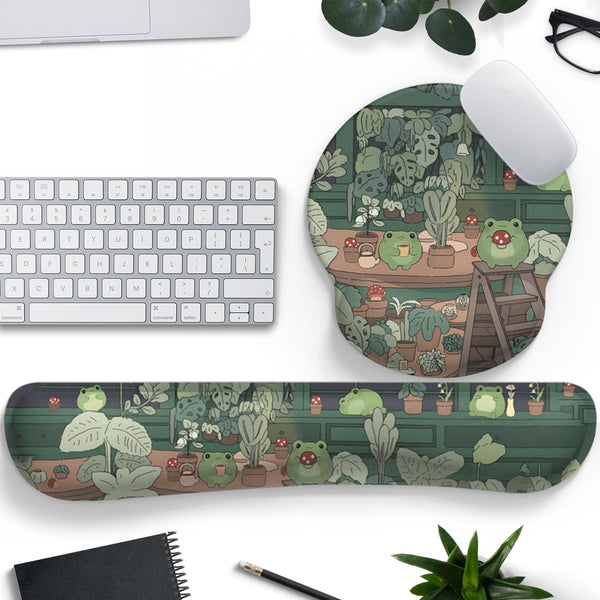 Cute Frog Mouse Pad with Wrist Rest Kawaii Green Decor Pain Relief Mat, Ergonomic Mouse Pad for Desk Computer Keyboard Laptop, Desk Decor Office