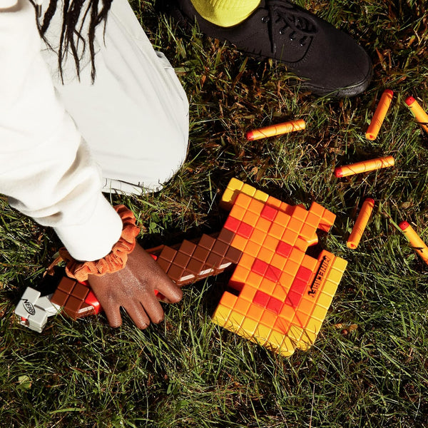 Nerf Minecraft Firebrand, Dart Blasting Axe, 6 Nerf Elite Foam Darts, Design Inspired by Minecraft Axe in the Game, Pull down Priming, Minecraft Toys